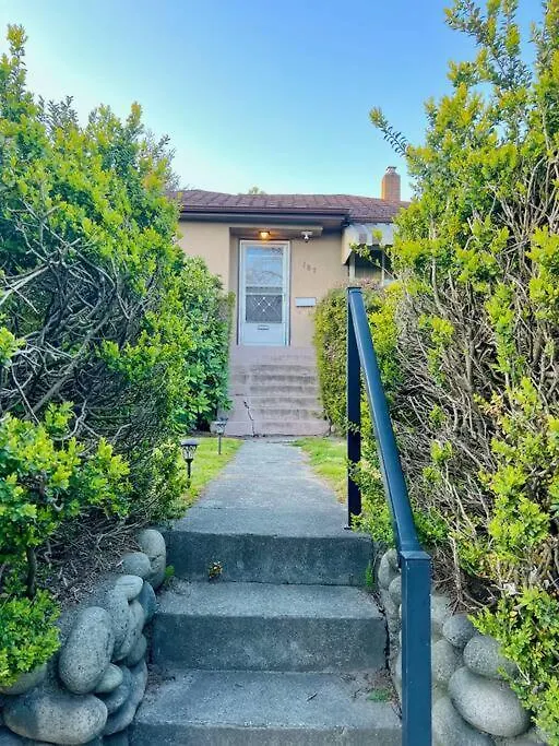 Unique Park House 5Min Walk To Subway Apartment Vancouver